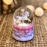 Pilli Işıklı Müzikli Kar Küresi–At Figürlü Eğlenceli Masaüstü Biblo, LED Aydınlatmalı Dekoratif Hediyelik Kar Küresi