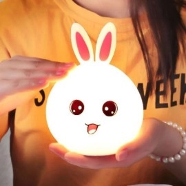 5 Farklı Renk Modlu Tavşan Figürlü Pofuduk LED Gece Lambası–Yumuşak Dokulu Çocuk Odası ve Dekoratif Şarjlı Ortam Işığı