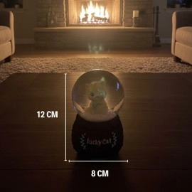 Pilli Işıklı Müzikli Kar Küresi–Şanslı Kedi Figürlü Eğlenceli Masaüstü Biblo, LED Aydınlatmalı Dekoratif Hediyelik Kar Küresi