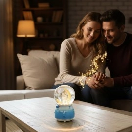 Pilli Işıklı Müzikli Kar Küresi–Hilal Ay Figürlü Romantik Masaüstü Biblo, LED Aydınlatmalı Dekoratif Hediyelik Kar Küresi