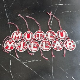 NM Store® 11 Harfli Kırmızı Beyaz İpli MUTLU YILLAR Yazılı Ahşap Yılbaşı Ağaç Süsü